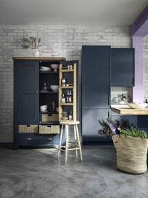 https://az.prshots.de/contents/archives/194/254/images/thumb350x287_auto/furniture_village_furniturevillage-hewittlarderunit1495ercolheri_8f2a8_thumb.jpg
