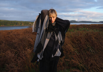 https://az.prshots.de/contents/archives/1940/997/images/thumb350x287_auto/barbour-rosemary-cape-rrp-139-barbour-melody-scarf-rrp-34.95-ava_706aa_thumb.jpg