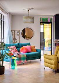 https://az.prshots.de/contents/archives/2121/1071/images/thumb350x287_auto/sofology_renato_lookbook_lifestyle_2.5str_heritage_velvet_teal_0_38fd8_thumb.jpg