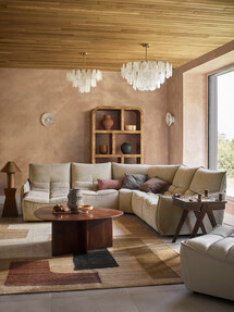 https://az.prshots.de/contents/archives/2121/1071/images/thumb350x287_auto/sofology_santoro-2_corner_2-seater-chaise-in-cosy-sherpa-wicker_5e9f4_thumb.jpg