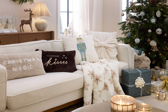 https://az.prshots.de/contents/archives/2320/1155/images/thumb540x287_width/prshots_bm-0805_2072750_bm_aw26_alpine_charm_living_room_cameo_6_15e61_thumb.jpg