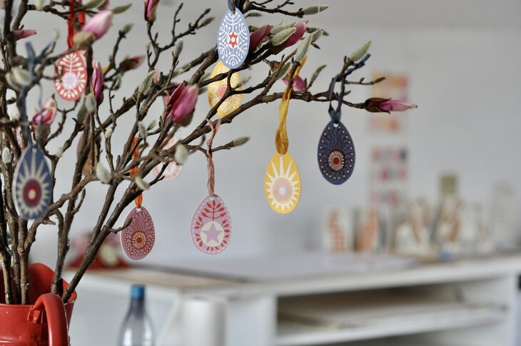 cambridge imprint-two dozen egg decorations-ref2035752