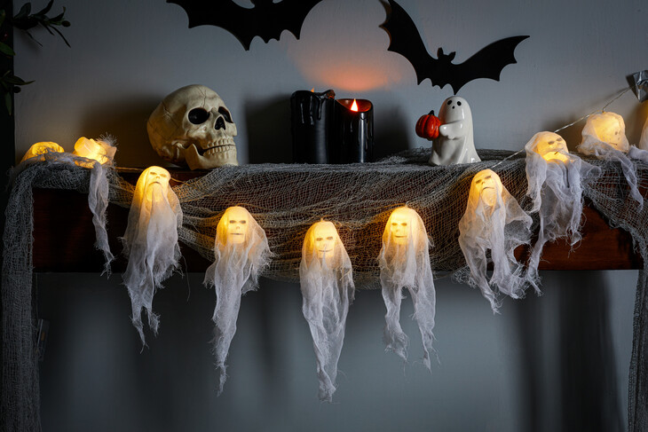 home bargains-haunted house led string lights - skulls-ref1870985
