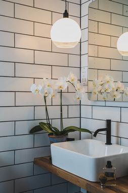 IP 44 WHITE & CLEAR GLASS HEREFORD GLOBE BATHROOM PENDANT