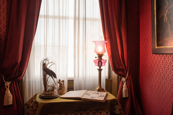 https://az.prshots.de/contents/archives/2628/1246/images/thumb350x287_auto/fritz_fryer_holst-museum-visit-fritz-fryer-lighting-46_thumb.jpg