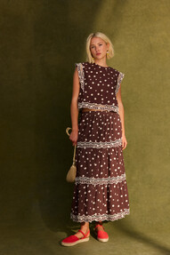 https://az.prshots.de/contents/archives/329/362/images/thumb350x287_auto/oliver-bonas_chocolate-brown-polka-dot-scalloped-cutwork-midi-sk_7a9a6_thumb.jpg