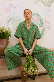 https://az.prshots.de/contents/archives/329/362/images/thumb350x287_auto/oliver-bonas_green-strawberry-cropped-wide-leg-trousers-gbp68_thumb.jpg