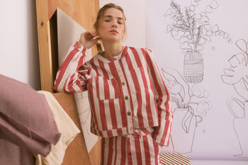 https://az.prshots.de/contents/archives/329/362/images/thumb350x287_auto/oliver-bonas_red-ecru-striped-denim-jacket-gbp78-landscape_thumb.jpg