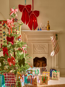 https://az.prshots.de/contents/archives/329/362/images/thumb350x287_auto/oliver_bonas_striped-red-velvet-bow-christmas-tree-topper-16.5.j_c09c3_thumb.jpg