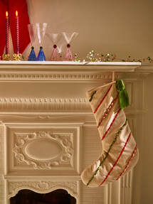 https://az.prshots.de/contents/archives/329/362/images/thumb350x287_auto/oliver_bonas_velvet-bow-ribbon-striped-stocking-25_thumb.jpg