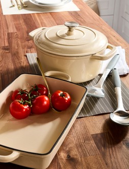 B&M HOME SS26 // KITCHEN // 26CM CAST IRON DUTCH OVEN £25 // 34CM CAST IRON ROASTER £15 // 4PK WOVEN PLACEMATS £3 //