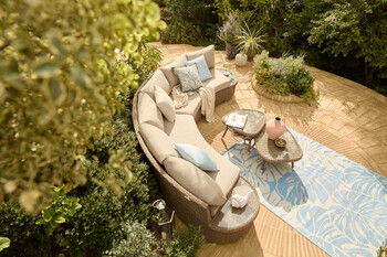 https://az.prshots.de/contents/archives/3552/1530/images/thumb350x287_auto/dobbies-garden-centres_alps-curved-sofa-gbp1599-portofino-wine-g_9494c_thumb.jpg