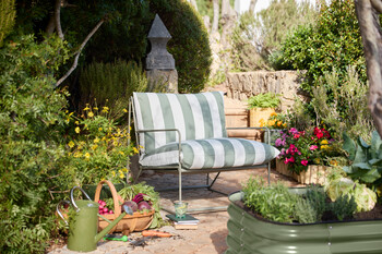 https://az.prshots.de/contents/archives/3552/1530/images/thumb350x287_auto/dobbies-garden-centres_riva-striped-chair-gbp129_thumb.jpg