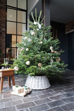 Wicker Tree Skirt Round White &pound;39.99