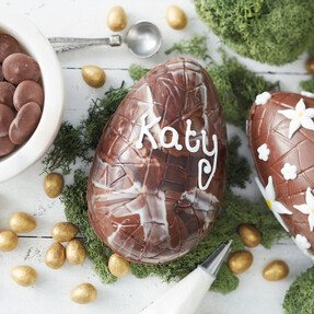 https://az.prshots.de/contents/archives/3746/1580/images/thumb350x287_auto/hobbycraft-hobbycraft-2-ways-to-make-chocolate-easter-eggs-ideas_58c1c_thumb.jpg