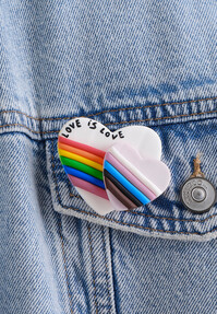 https://az.prshots.de/contents/archives/3746/1580/images/thumb350x287_auto/hobbycraft_hobbycraft-pride-rainbow-heart-badges-with-fimo-works_f429a_thumb.jpg