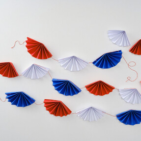 https://az.prshots.de/contents/archives/3746/1580/images/thumb350x287_auto/hobbycraft_how-to-make-paper-fan-bunting-project_1_027a5_thumb.jpg