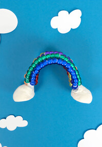https://az.prshots.de/contents/archives/3746/1580/images/thumb350x287_auto/hobbycraft_kids-bead-rainbow-making-5_thumb.jpg