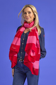 https://az.prshots.de/contents/archives/3783/1584/images/thumb350x287_auto/scamp-dude_scampanddude_mega-super-scarf-shoot_5828_thumb.jpg