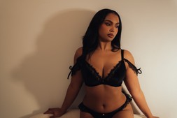 GLAMOUR PUSS SUPER PLUNGE BRA £39 €59 CAD87 AUD91.95 & GLAMOUR PUSS THONG £20 €31 CAD37 AUD40.95 - Available from October