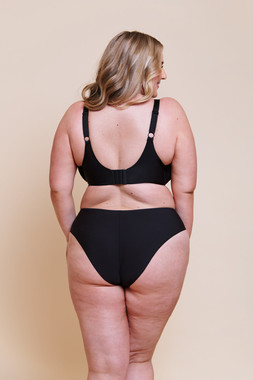 Smoothie Lace Black Bra £38 €60 CAD $87 AUS $91.95, Brazilian £16 €26 CAD $30 AUS $32.95 8