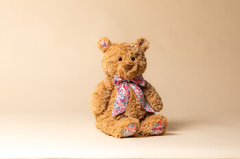 https://az.prshots.de/contents/archives/4463/1742/images/thumb350x287_auto/jellycat_liberty-bear-d-wilshire-20-copy_thumb.jpg