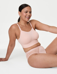 https://az.prshots.de/contents/archives/98/201/images/thumb350x287_auto/marks_amp_spencer_ms-non-wired-post-surgery-cami-bra-a-h-18-pin__d1fd0_thumb.jpg