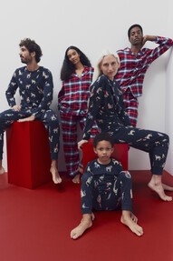 https://az.prshots.de/contents/archives/98/201/images/thumb350x287_auto/marks_amp_spencer_ms-xmas-matching-pyjamas-2024-2_thumb.jpg